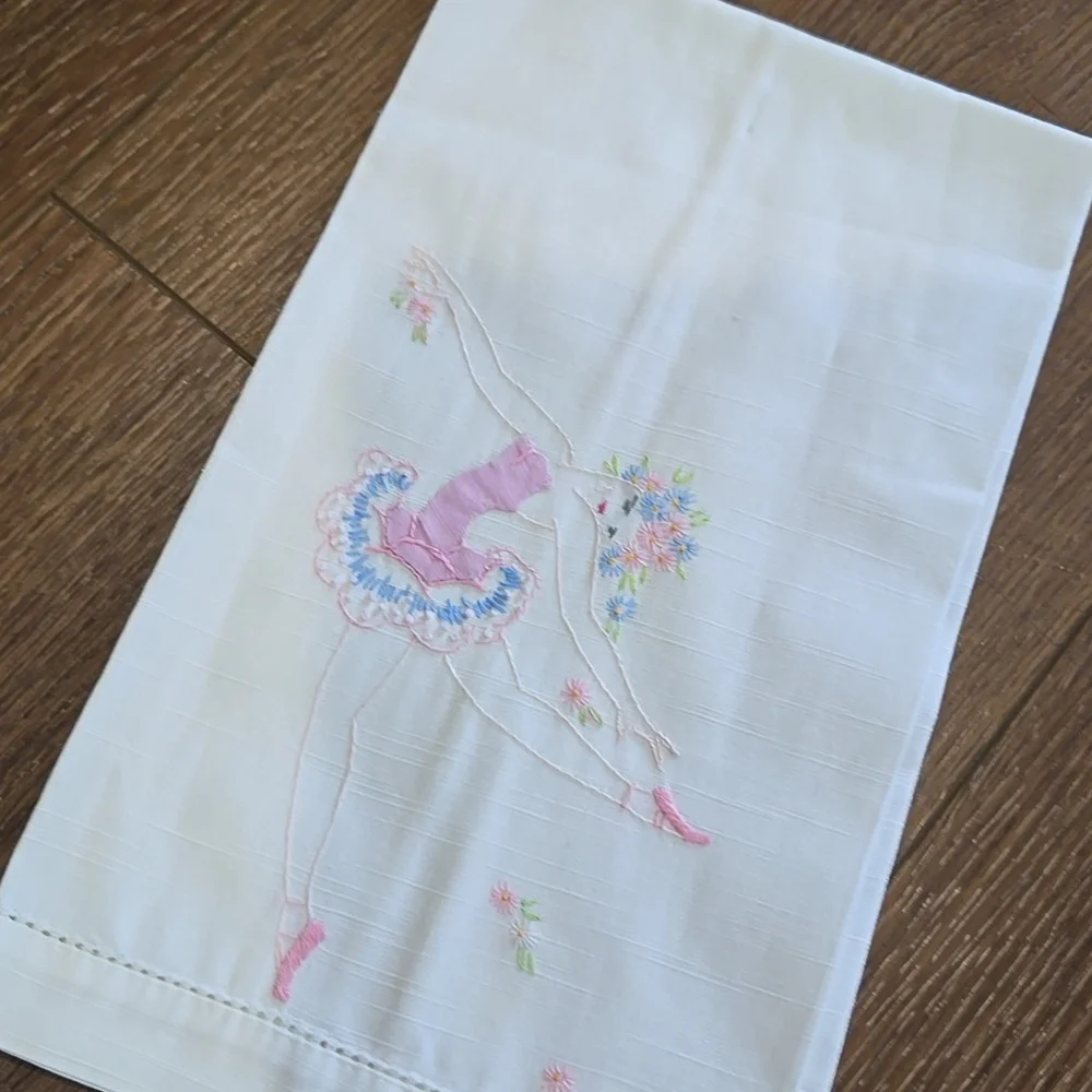 TWO HANDSTITCHED/APPLIQUE FINGERTIP TOWELS. #7053